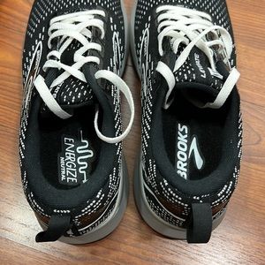 Brooks Levitate 5 Black & White Sneakers Sz 10 NIB